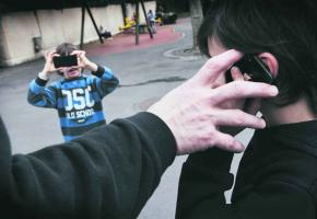 Les élèves du Cycle d'orientation ne peuvent pas utiliser leur natel durant la récréation. 