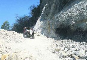 La peinture projetée, de couleur noire au sortir de la pompe, est progressivement délavée par la pluie. 