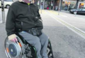 Jacques Romanens aimerait pouvoir accéder plus facilement aux lieux publics avec son fauteuil roulant. 