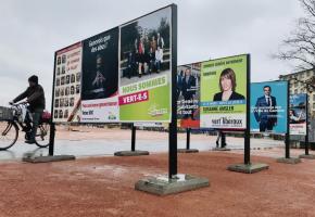 Affiches électorales des municipales de 2020. Les électeurs retourneront aux urnes, le 7 mars prochain, pour l’élection complémentaire du Conseil d’Etat. FRANCIS HALLER