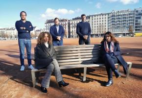 Les cinq représentants du collectif Loisirs Genève (de g. à d. Gian Pinösch, Noémie Benhamou, Pierre-Yves Chomarat, Yan Favier et Marine Sinclair)  juste après leur rencontre, le 8 janvier, 