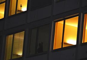 Avenue de la Roseraie, des habitants se plaignent du nuisances nocturnes. En médaillon, on apperçoit le patient qui perturbe le quartier. DAVID ROSEMBAUM/KATZMAN/DR 