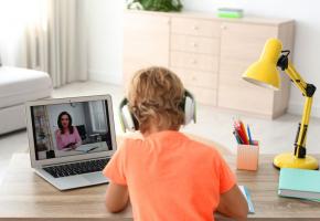 L’éducation mondiale souffre des mesures liées à la pandémie de coronavirus. OLGA YASTREMSKA 