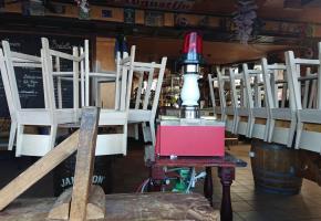 Derrière la fermeture des établissements, le désespoir des tenanciers et du personnel. MP