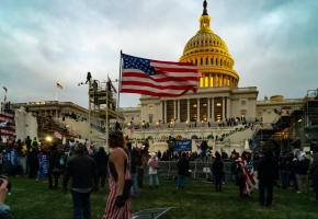 L’assaut du Capitole, à Washington, par des partisans de Donald Trump le 6 janvier avait choqué le monde. Le trumpisme n’est pas près de mourir. TYLER MERBLER/WIKIMEDIA  