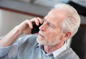 La plupart du temps, les escrocs contactent les seniors par téléphone. 123RF/THODONAL