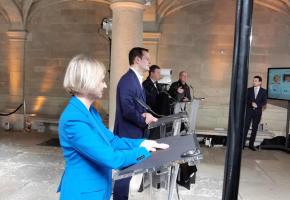 Fabienne Fischer, vainqueur du premier tour dimanche 7 mars, arrive à vélo rue de l’Hôtel-de-Ville. MP