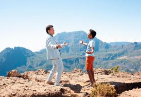 Marc Lavoine et Soan Arhimann, dans «Le petit Piaf», un joli film  à voir en famille pour Noël. GAUMONT