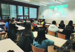 Dans une classe du Cycle des Grandes-Communes, des élèves captivés par le récit du champion. 