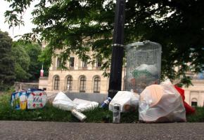 Chaque week-end, les poubelles dans l’espace public souvent débordent. DR