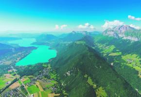 Un vol en ULM offre une vue imprenable sur les Sources du lac. 