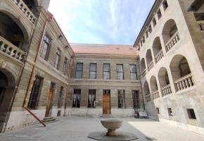 La cour de l’Hôtel-de-Ville a retrouvé de sa superbe. M. PRIEUR