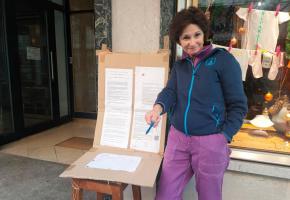 Francine Premet a installé un tréteau devant sa bijouterie pour récolter des signatures. MP