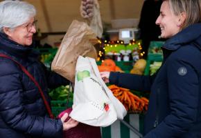 La plupart des clients du marché de Champel acceptent avec plaisir  le cadeau des autorités municipales. DR