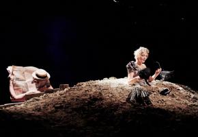 Winnie est une femme à moitié enterrée. Du pur Beckett! ANOUK SCHNEIDER