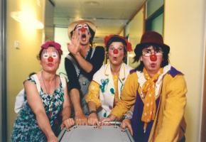Gertrude, Tao, Serpillette et Sidonie lors de la première année d’existence d’Hôpiclowns en 1996. DR