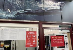 L’entrée de la piscine des Vernets: seulemet 400 personnes sont acceptées par jour. FRANCIS HALLER