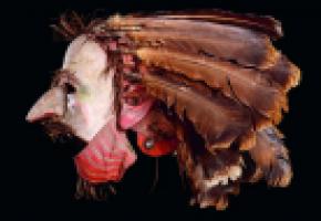 En mettant en lumière des masques, l’exposition est tristement actuelle. DR