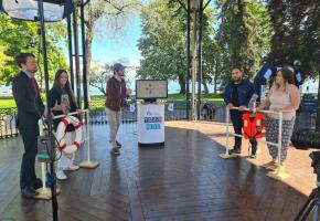 Les humoristes Cinzia Cattaneo (à gauche) et Nadim Kayne (à droite) participent au Trash Quiz. ASL