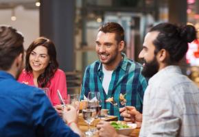 Partager de bons moments entre amis à prix réduit. 123RF/DOLGACHOV