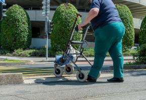 Les nouvelles bordures pour passages piétons près de l’arrêt de tram des Avanchets, à côté du centre commercial Balexert,  peuvent réserver de désagréables surprises. STéPHANE CHOLLET