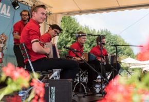 Le Pregny Alp Festival fait vibrer la musique traditionnelle suisse. Dans les groupes, la relève est assurée. PREGNY ALP FESTIVAL