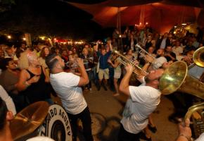 Le rendez-vous incontournable des amateurs de jazz à la belle étoile. JAZZSURLAPLAGE.CH