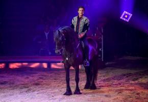 Le chanteur suisse Bastian Baker réalise un rêve en participant à la tournée du cirque. DR