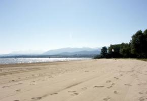 Peu profondes, les eaux de l’unique plage naturelle de sable fin du lac avoisinent normalement les 25 degrés tout l’été. DR
