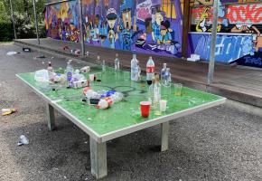 Des parcs ou des places de jeux sont parfois transformés en décharges à ciel ouvert. GIM