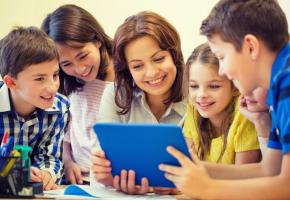 L’enseignant dispense le savoir, éveille et aiguise l’appétit des connaissances dans la joie. 123RF/DOLGACHOV