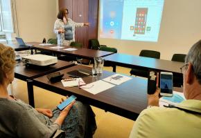 Durant les deux heures de cours, Véronique Stofer répète inlassablement les manipulations de base. MP 