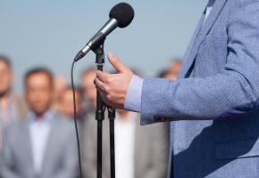 Le poids de la morale dans le discours public devient parfois insupportable. 123RF