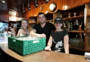 Sylvia Glauser, la patronne (coiffée de la casquette), son fils Vincent et la serveuse Sandra. MP