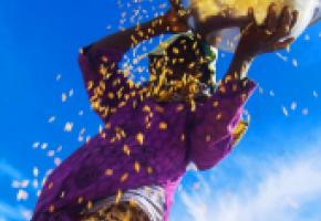 L’artiste photographe féministe YaceBanks raconte la condition des femmes vivant 