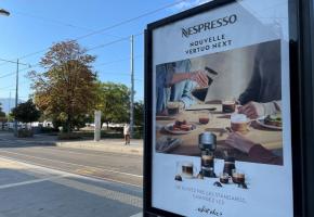 Les affiches de publicités commerciales pourraient être bannies des rues genevoises en 2025.