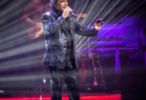 A plus de 70 ans, Frédéric François chante toujours l’amour avec un grand A. DR