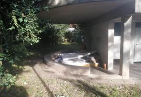 Des matelas entassés sous l’avant-toit des toilettes publiques du parc durant la journée. TR