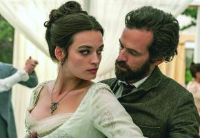 Emma Mackey et Romain Duris. DR