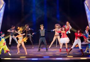 Un sketch où l’acteur Laurent Deshusses (au centre) incarne à lui tout seul l’ensemble des artistes du cirque Knie. LA REVUE