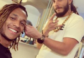 Le footballeur Kevin Mbabu avec Adriano Mirto son coiffeur préféré. Ci-dessous, avec Johan Djourou. DREADZ BARBER