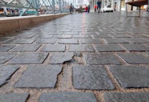 De nombreux pavés du quai des Bergues devront être changés.  En cause: une usure rapide. TR