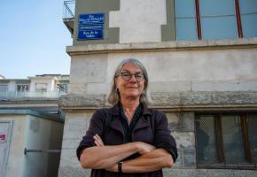 L’historienne Isabelle Brunier, dans la rue rebaptisée Mina-Audemars,  dénonce une forme de révisionnisme. STéPHANE CHOLLET