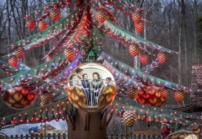 Dans le Grand Parc de Noël, depuis l’arbre aux écureuils la vue sur tout le site est encore plus magique à la tombée de la nuit. MILLO MORAVSKI 