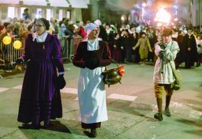 Dame Piaget et la Mère Royaume (de gauche à droite) forcément tristes de ne pas défiler. CIE 1602