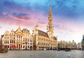 Emblématique de Bruxelles la Grand-Place n’en résume pas pour autant le style architectural. En médaillon, un sofa Art nouveau datant de 1900. 123RF