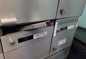 En attendant les réparations, les locataires tentent de rafistoler leurs boites aux lettres comme ils le peuvent. DR