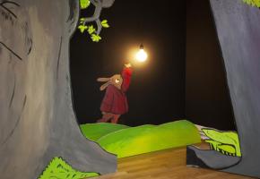 De nombreuses thématiques de la littérature jeunesse sont abordées.  Ici «Ein Licht im Wald», de Raphaël Kolly. EDI ETTLIN