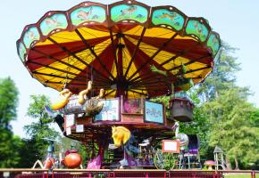 L’emblématique carrousel des Fables et ses douze nacelles risquent de quitter Genève  si son propriétaire ne trouve pas de repreneur local. DR