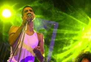 Giuseppe Malinconico a enfilé l’habit de lumière de Freddy Mercury: bluffant! DR